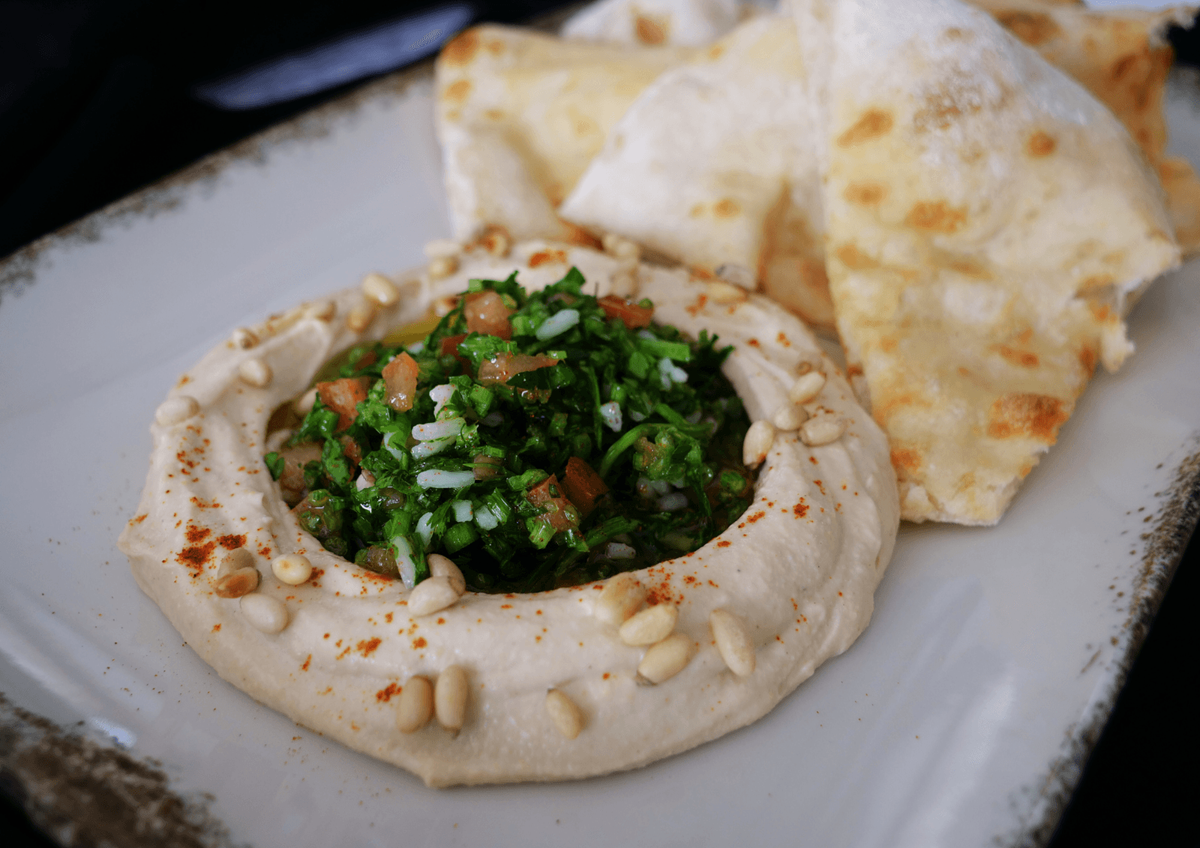 Humus cu focaccia și salată tabouleh